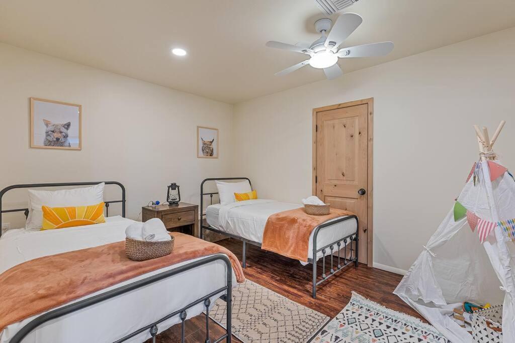 Close To Fresh Creek! Sleeps 12 ~ Amazing Views W/Serene Open Space ~ Hot Tub + Game Room ~ Trails Outside Sedona Esterno foto