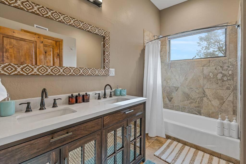 Close To Fresh Creek! Sleeps 12 ~ Amazing Views W/Serene Open Space ~ Hot Tub + Game Room ~ Trails Outside Sedona Esterno foto