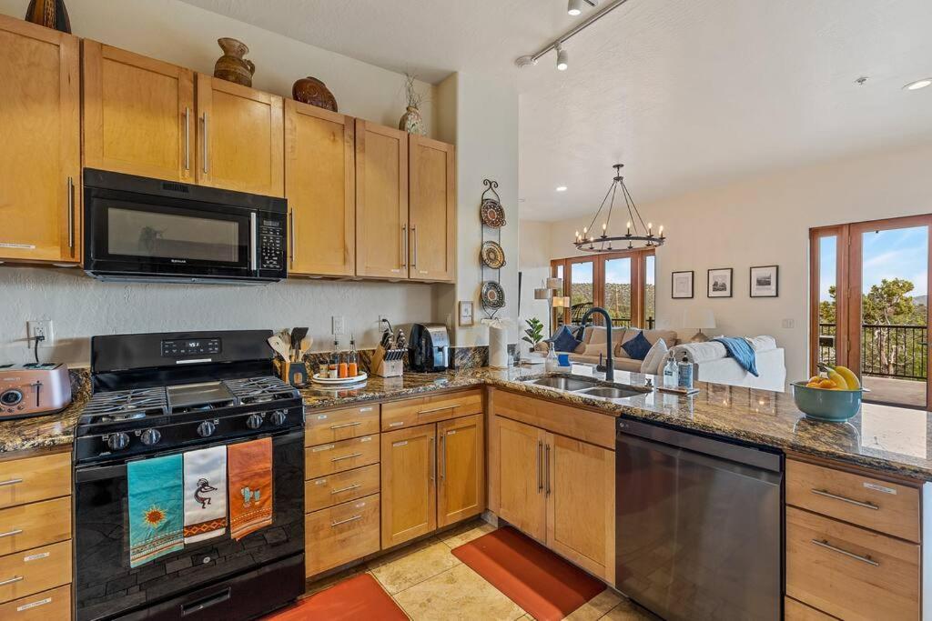 Close To Fresh Creek! Sleeps 12 ~ Amazing Views W/Serene Open Space ~ Hot Tub + Game Room ~ Trails Outside Sedona Esterno foto