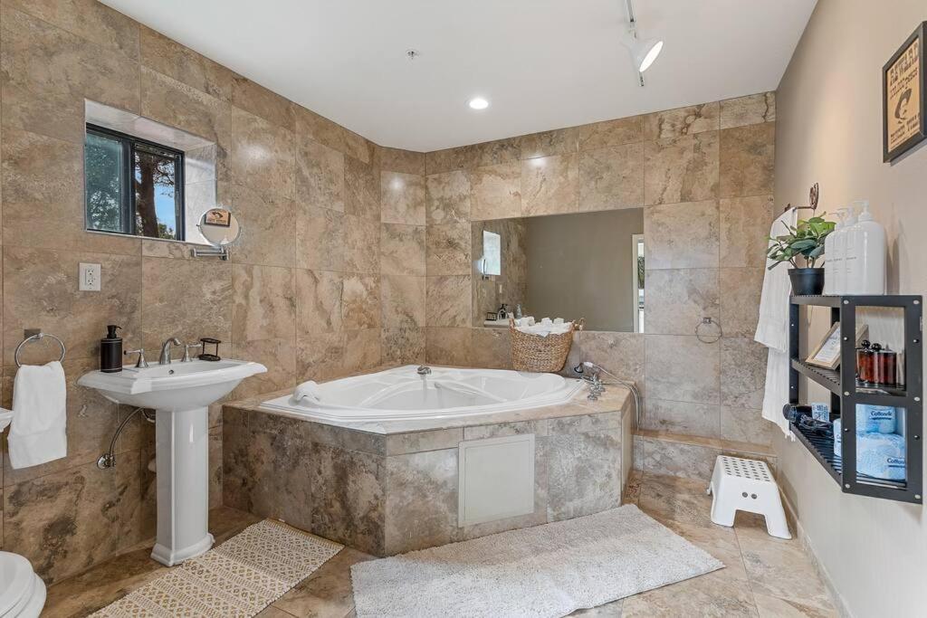 Close To Fresh Creek! Sleeps 12 ~ Amazing Views W/Serene Open Space ~ Hot Tub + Game Room ~ Trails Outside Sedona Esterno foto