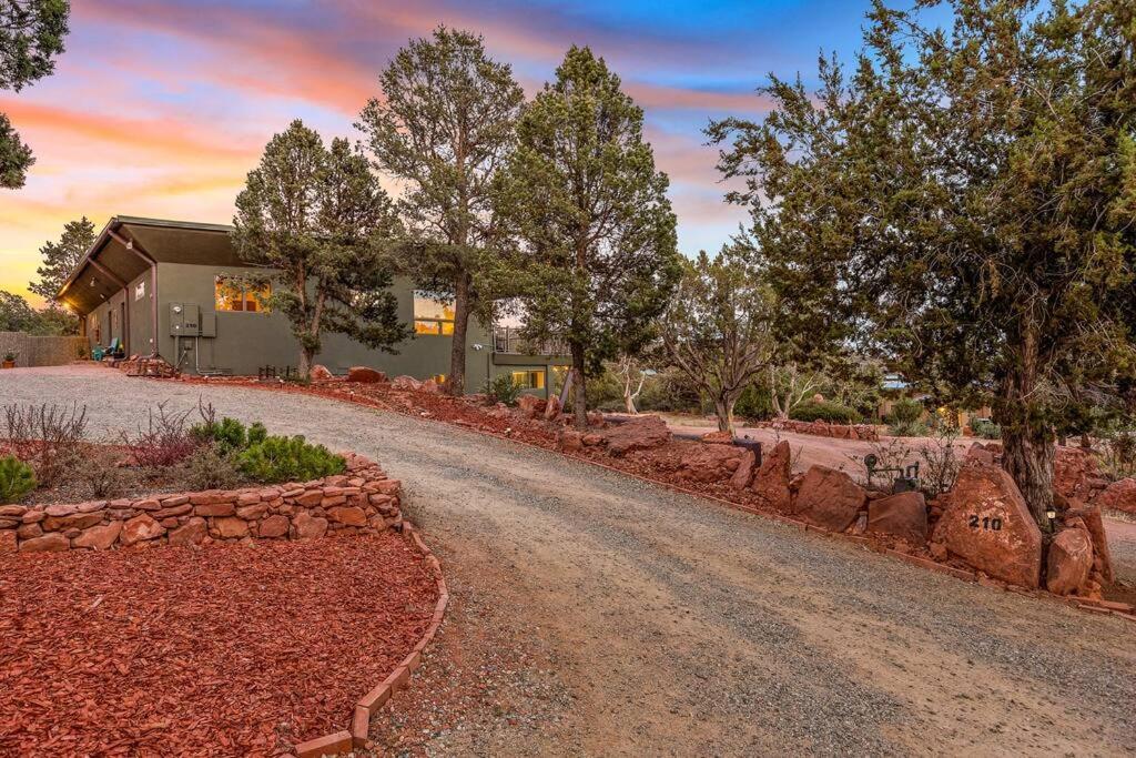 Close To Fresh Creek! Sleeps 12 ~ Amazing Views W/Serene Open Space ~ Hot Tub + Game Room ~ Trails Outside Sedona Esterno foto