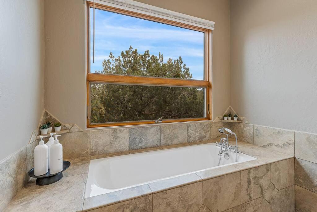 Close To Fresh Creek! Sleeps 12 ~ Amazing Views W/Serene Open Space ~ Hot Tub + Game Room ~ Trails Outside Sedona Esterno foto